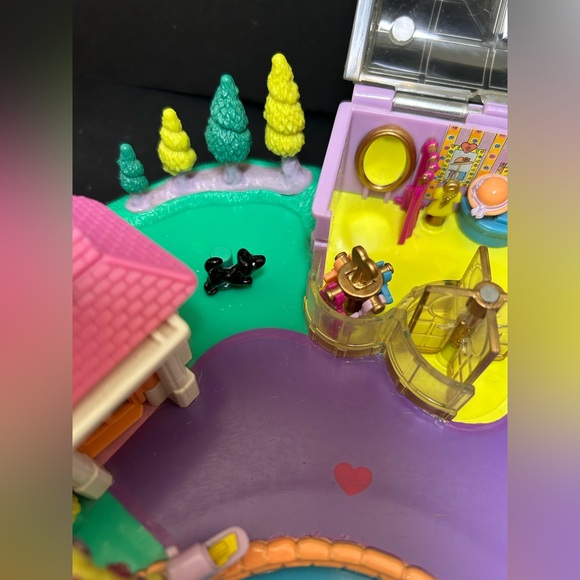 Polly Pocket Magical Movin’ Pollyville Playset - Picture 10 of 16